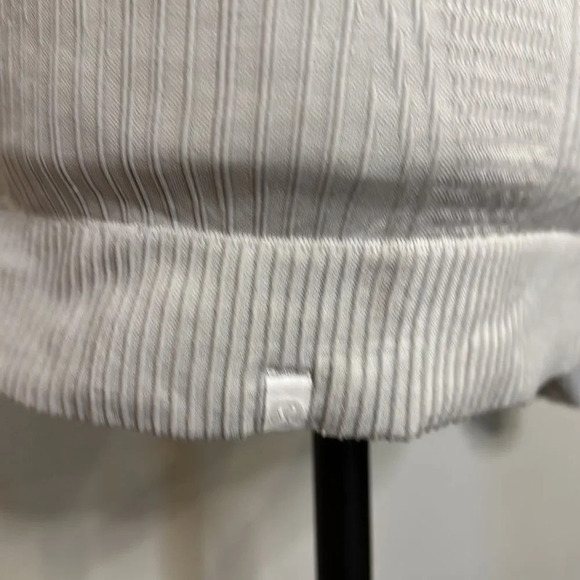 Lululemon sz 6 light grey thermal with thumb holes great pre owned condition - Picture 4 of 5